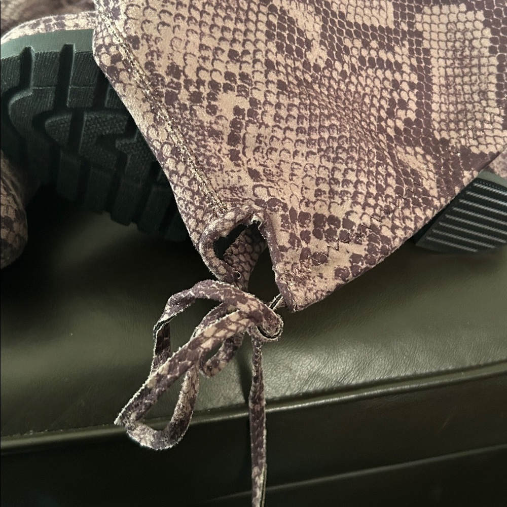 Snakeskin Patterned High block Heel Boots - Picture 6 of 6